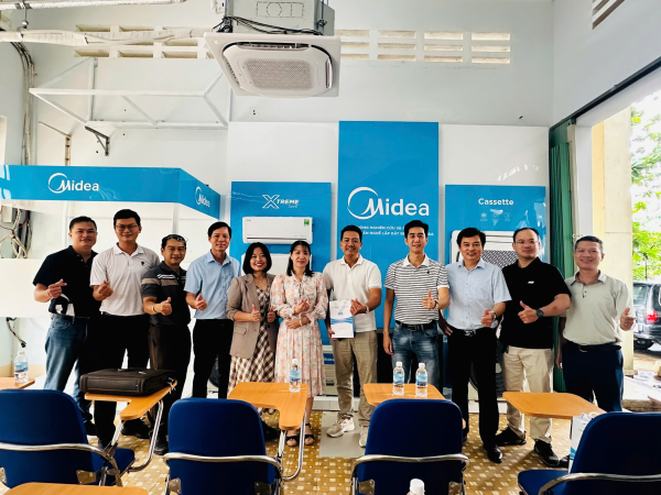Khoa Cơ khí tiếp nhận tài trợ máy điều hòa không khí và trang thiết bị từ Công ty Midea Việt Nam