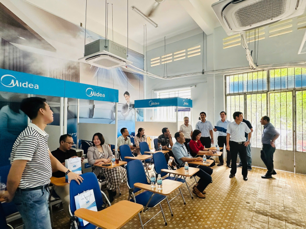 Khoa Cơ khí tiếp nhận tài trợ máy điều hòa không khí và trang thiết bị từ Công ty Midea Việt Nam