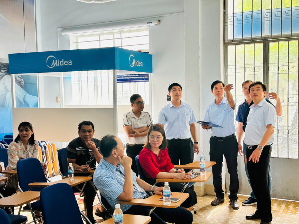 Khoa Cơ khí tiếp nhận tài trợ máy điều hòa không khí và trang thiết bị từ Công ty Midea Việt Nam