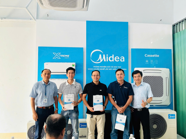 Khoa Cơ khí tiếp nhận tài trợ máy điều hòa không khí và trang thiết bị từ Công ty Midea Việt Nam