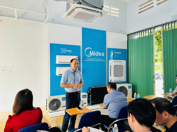 Khoa Cơ khí tiếp nhận tài trợ máy điều hòa không khí và trang thiết bị từ Công ty Midea Việt Nam