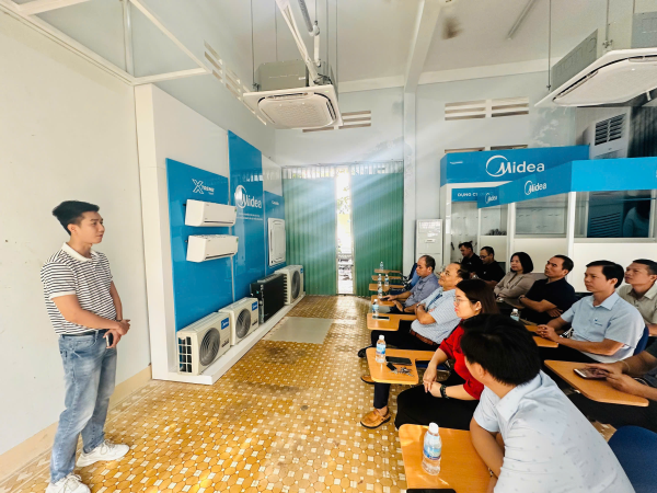 Khoa Cơ khí tiếp nhận tài trợ máy điều hòa không khí và trang thiết bị từ Công ty Midea Việt Nam