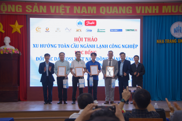 KHOA CƠ KHÍ TỔ CHỨC HỘI THẢO CHUYÊN NGÀNH VÀ TRAO HỌC BỔNG 230 TRIỆU CHO SINH VIÊN KHÓ KHĂN ẢNH HƯỞNG LŨ LỤT NĂM 2025