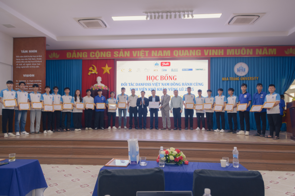 KHOA CƠ KHÍ TỔ CHỨC HỘI THẢO CHUYÊN NGÀNH VÀ TRAO HỌC BỔNG 230 TRIỆU CHO SINH VIÊN KHÓ KHĂN ẢNH HƯỞNG LŨ LỤT NĂM 2025