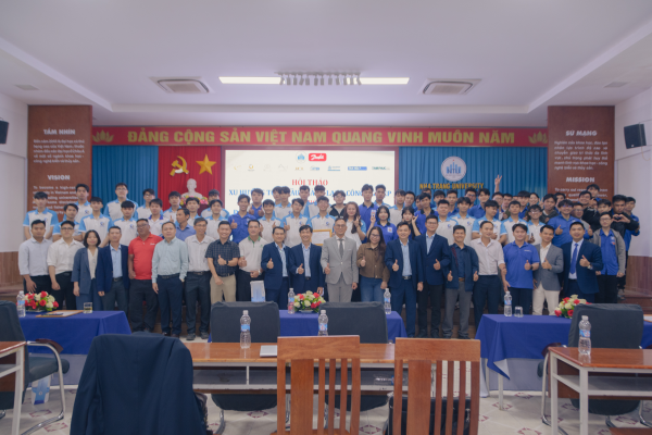 KHOA CƠ KHÍ TỔ CHỨC HỘI THẢO CHUYÊN NGÀNH VÀ TRAO HỌC BỔNG 230 TRIỆU CHO SINH VIÊN KHÓ KHĂN ẢNH HƯỞNG LŨ LỤT NĂM 2025