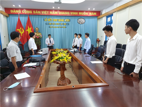 LỄ KẾT NẠP ĐẢNG VIÊN MỚI