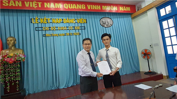 LỄ KẾT NẠP ĐẢNG VIÊN MỚI