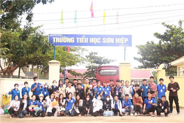 ĐOÀN KHOA CƠ KHÍ TỔ CHỨC THÀNH CÔNG CHƯƠNG TRÌNH TRUNG THU “VẦNG TRĂNG YÊU THƯƠNG 2022”