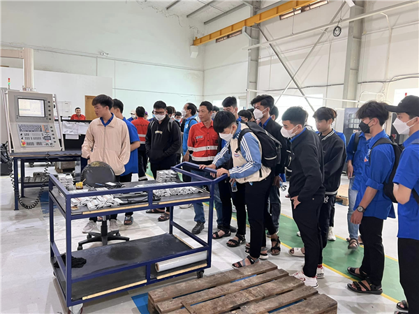 BỘ MÔN CHẾ TẠO MÁY ĐƯA SINH VIÊN K64 ĐI THAM QUAN THỰC TẾ