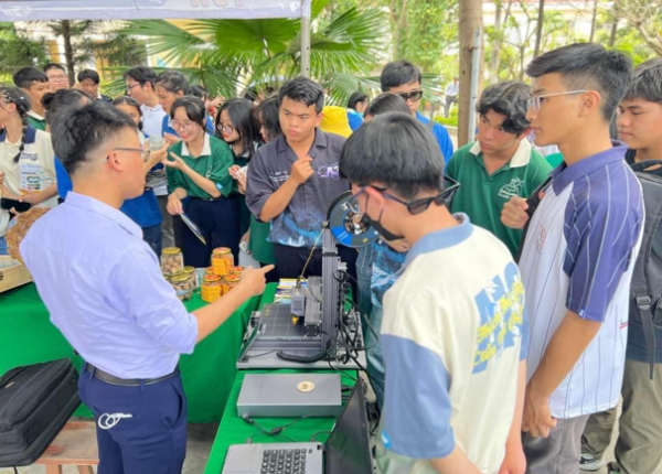 Khoa Cơ khí tham gia hội trại khát vọng tại trường THPT Lý Tự Trọng 