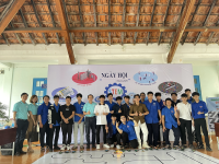 SINH VIÊN NGÀNH KỸ THUẬT CƠ ĐIỆN TỬ TRONG NGÀY HỘI STEM 2025