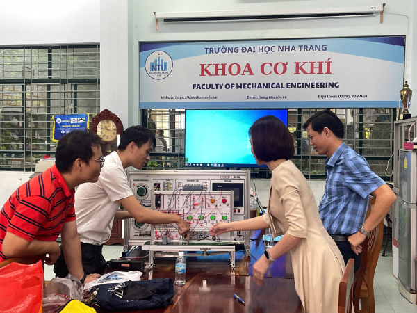 SINH VIÊN NGÀNH KỸ THUẬT CƠ ĐIỆN TỬ K63 BẢO VỆ THÀNH CÔNG CHUYÊN ĐỀ TỐT NGHIỆP