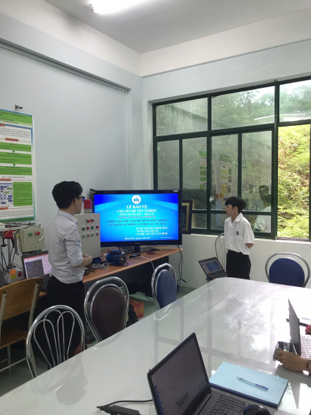 SINH VIÊN NGÀNH KỸ THUẬT CƠ ĐIỆN TỬ K63 BẢO VỆ THÀNH CÔNG CHUYÊN ĐỀ TỐT NGHIỆP