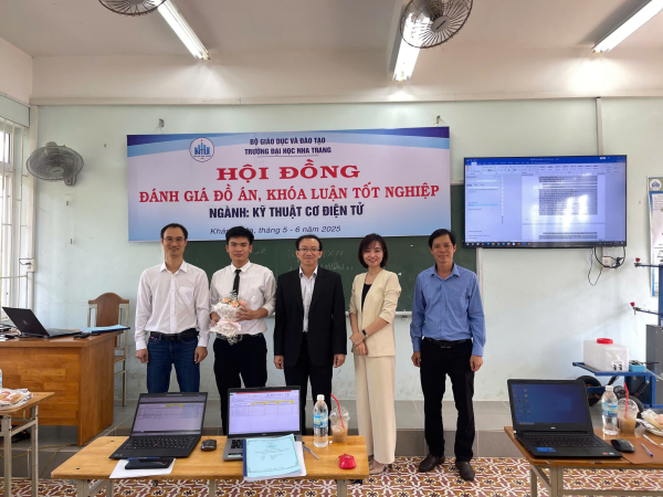 SINH VIÊN NGÀNH KỸ THUẬT CƠ ĐIỆN TỬ K63 BẢO VỆ THÀNH CÔNG ĐỒ ÁN TỐT NGHIỆP