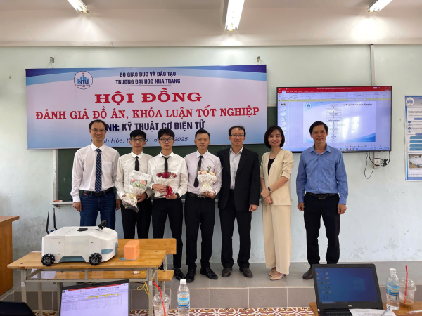 SINH VIÊN NGÀNH KỸ THUẬT CƠ ĐIỆN TỬ K63 BẢO VỆ THÀNH CÔNG ĐỒ ÁN TỐT NGHIỆP