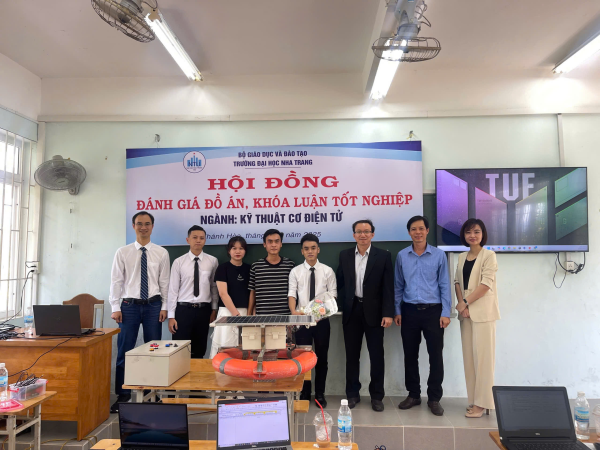 SINH VIÊN NGÀNH KỸ THUẬT CƠ ĐIỆN TỬ K63 BẢO VỆ THÀNH CÔNG ĐỒ ÁN TỐT NGHIỆP