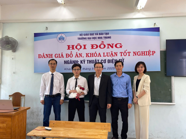 SINH VIÊN NGÀNH KỸ THUẬT CƠ ĐIỆN TỬ K63 BẢO VỆ THÀNH CÔNG ĐỒ ÁN TỐT NGHIỆP