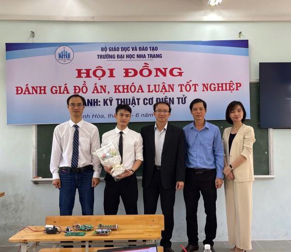 SINH VIÊN NGÀNH KỸ THUẬT CƠ ĐIỆN TỬ K63 BẢO VỆ THÀNH CÔNG ĐỒ ÁN TỐT NGHIỆP