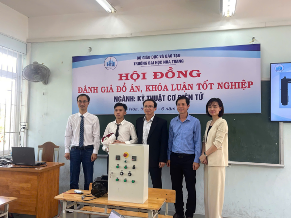 SINH VIÊN NGÀNH KỸ THUẬT CƠ ĐIỆN TỬ K63 BẢO VỆ THÀNH CÔNG ĐỒ ÁN TỐT NGHIỆP