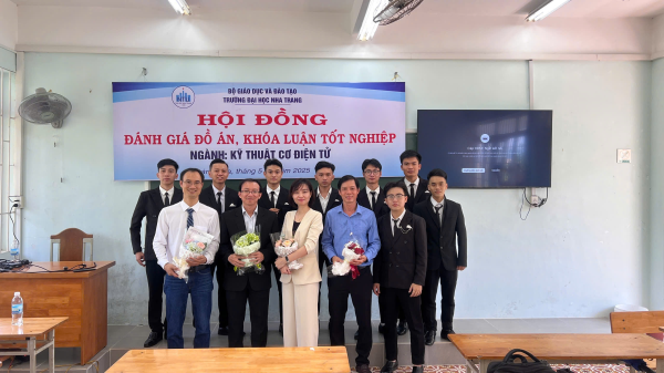 SINH VIÊN NGÀNH KỸ THUẬT CƠ ĐIỆN TỬ K63 BẢO VỆ THÀNH CÔNG ĐỒ ÁN TỐT NGHIỆP